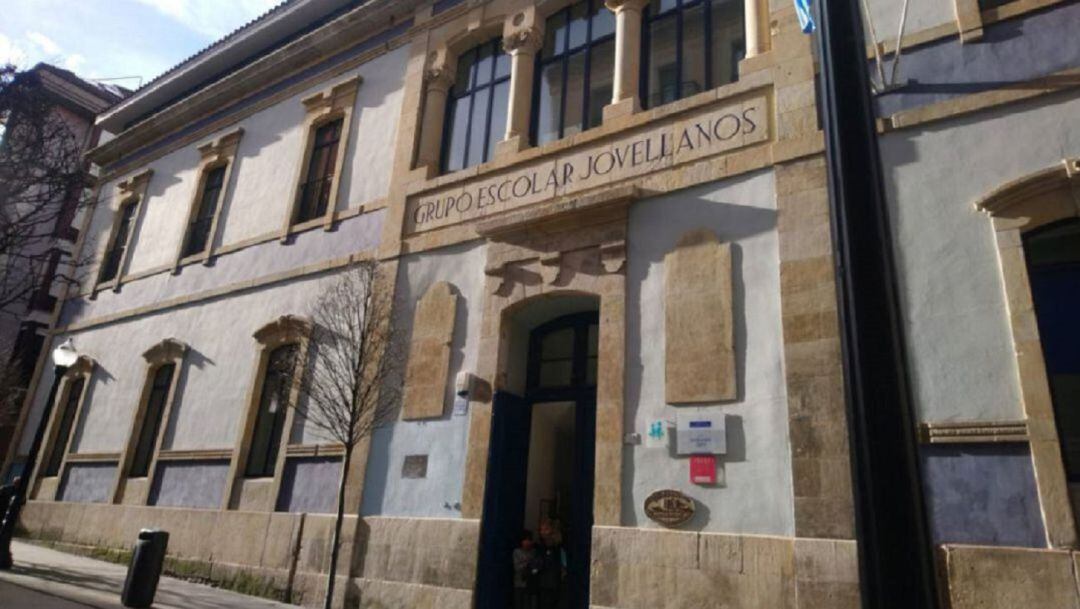 Entrada al Colegio Público Jovellanos. 