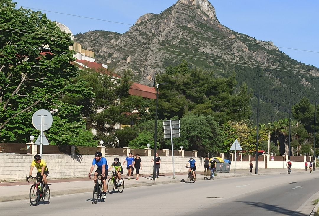 Carril bici de Gandia lleno de personas en el Puente de Mayo