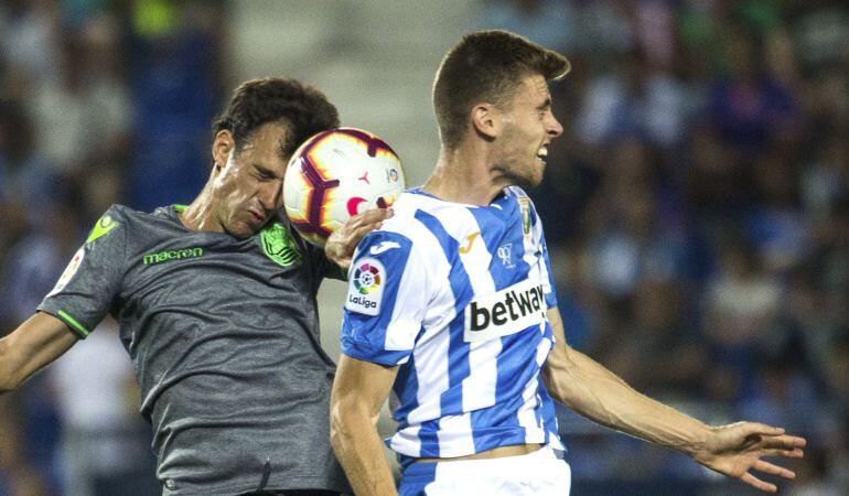 El centrocampista de la Real Sociedad, Rubén Pardo (i) y el jugador del Leganés, Gerard Gumbau, disputan el balón durante el encuentro correspondiente a la segunda jornada de primera división que han disputado en el estadio Butarque de la localidad madril