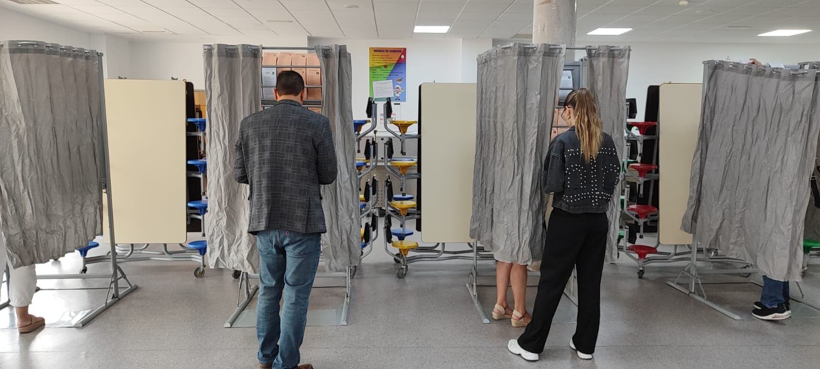 Los primeros votantes llegan a un colegio electoral en Cartagena (Región de Murcia)