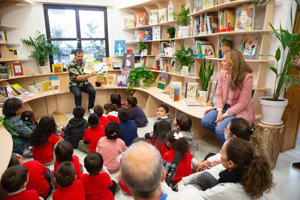 La delegada de Cultura, Minerva Salas, ha compartido este encuentro del narrador oral Carloco y escolares de infantil y primaria en la Biblioteca de Los Carteros