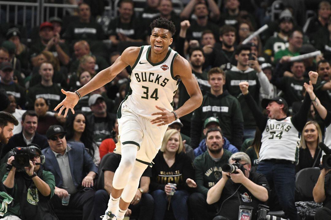 Giannis Antetokounmpo celebra una canasta en el primer partido de playoffs de la NBA ante los Detroit Pistons.