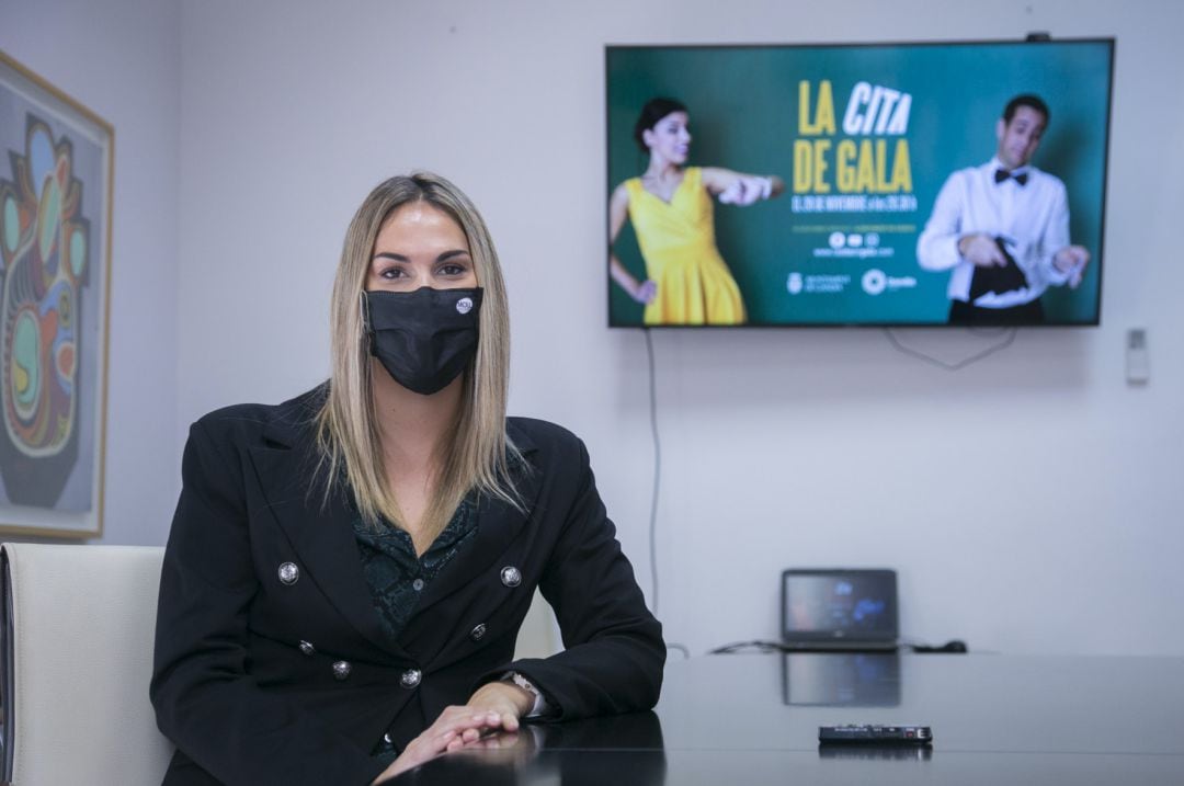 Lydia Morant, concejala de Deportes, junto al cartel del cortometraje