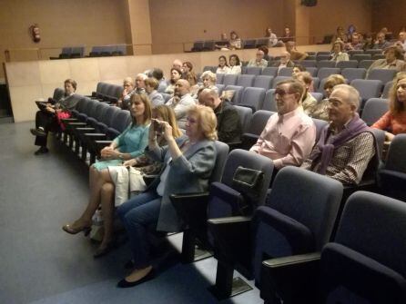 Las concejalas Azucena Esteban y Celia Bombín junto a otros asistentes a la conferencia