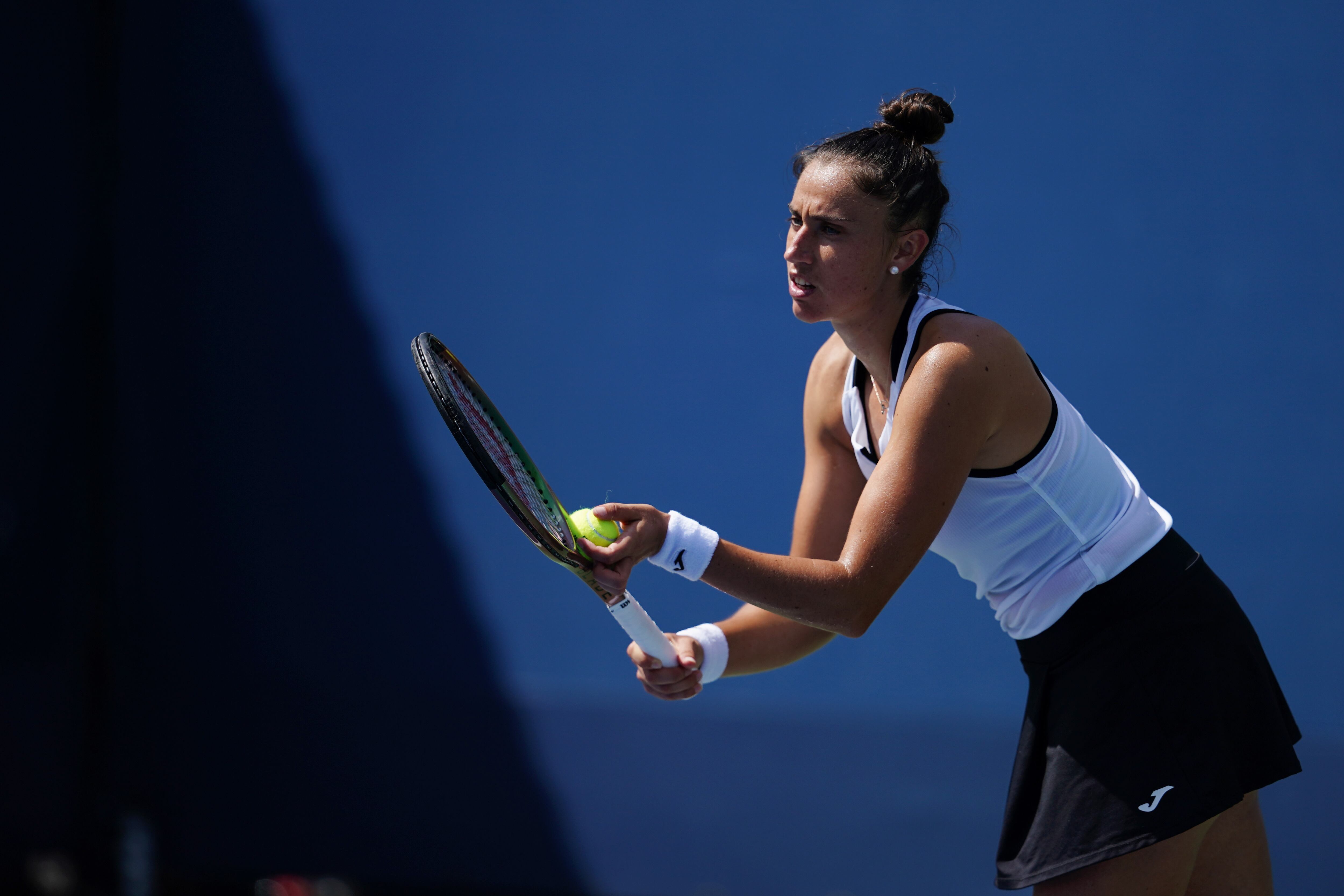 Flushing Meadows (United States), 30/08/2023.- Sara Sorribes Tormo of Spain serves to Wang Xinyu of China during their second round match at the US Open Tennis Championships at the USTA National Tennis Center in Flushing Meadows, New York, USA, 29 August 2023. The US Open runs from 28 August through 10 September. (Tenis, España, Nueva York) EFE/EPA/WILL OLIVER
