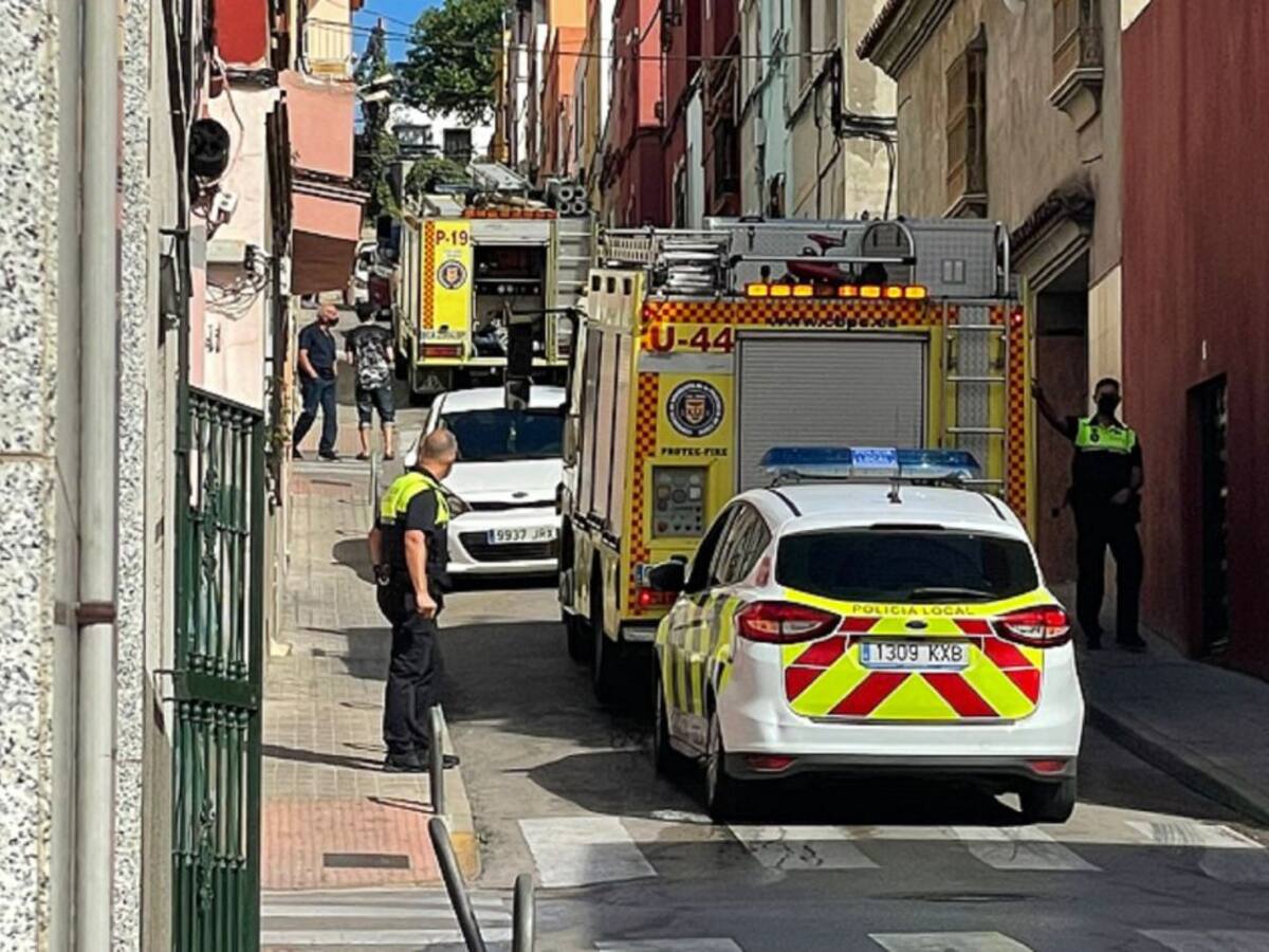 Bomberos intervienen en un incendio en una vivienda de la calle Ávila de Algeciras