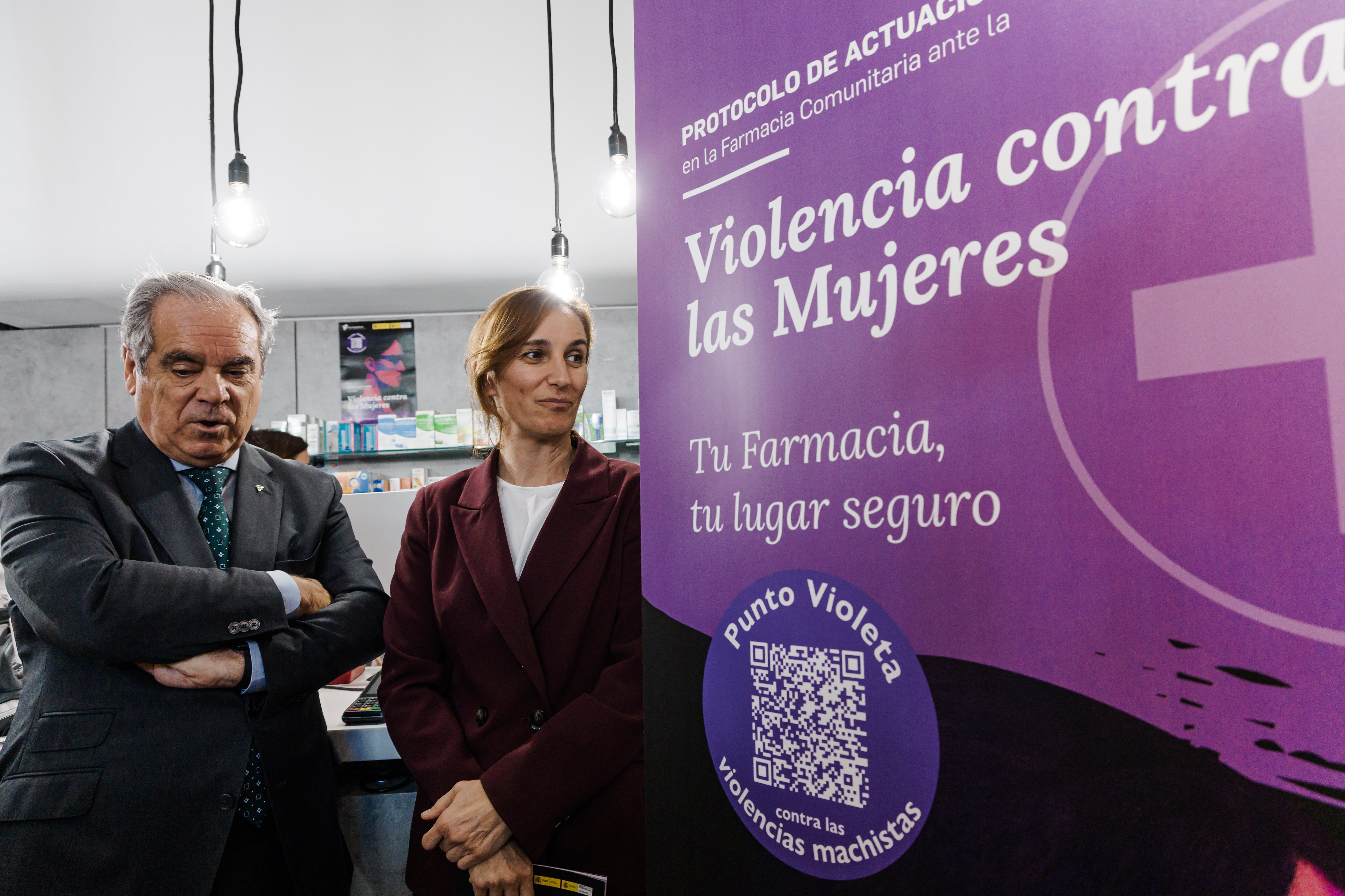 Mónica Garcia y el presidente Consejo General de Colegios Farmacéuticos, Jesús Aguilar, durante la presentación del protocolo. (Photo By Carlos Lujan/Europa Press via Getty Images)