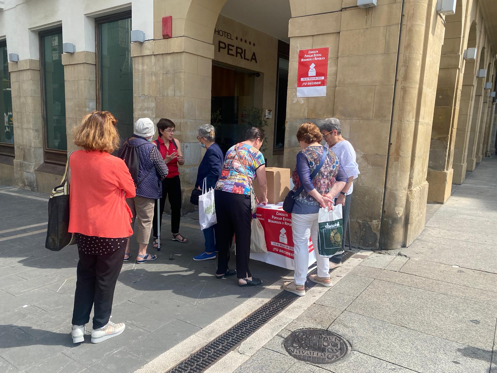 Un grupo de gente se acerca a uno de los puntos de votación situado en la Plaza del Castillo de Pamplona.