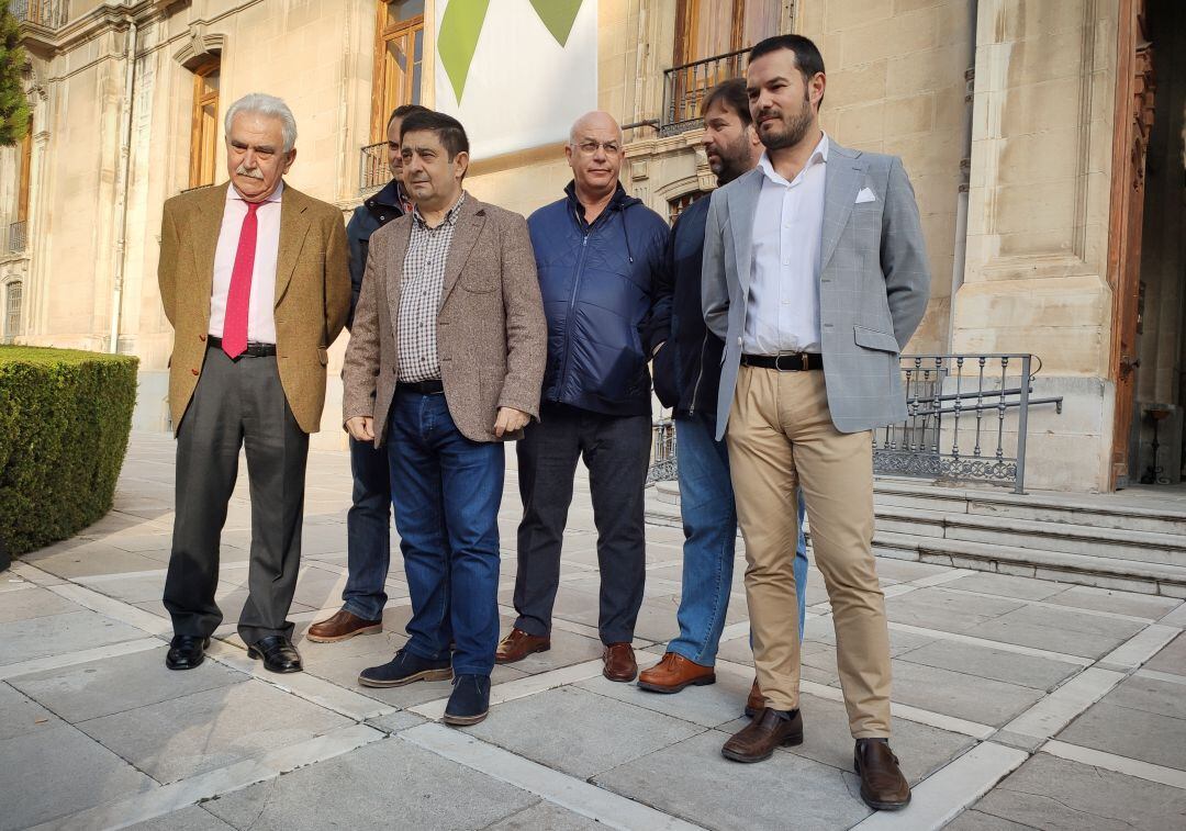 El presidente de la Diputación, Francisco Reyes, flanqueado por representantes de todas las organizaciones agrarias de la provincia de Jaén