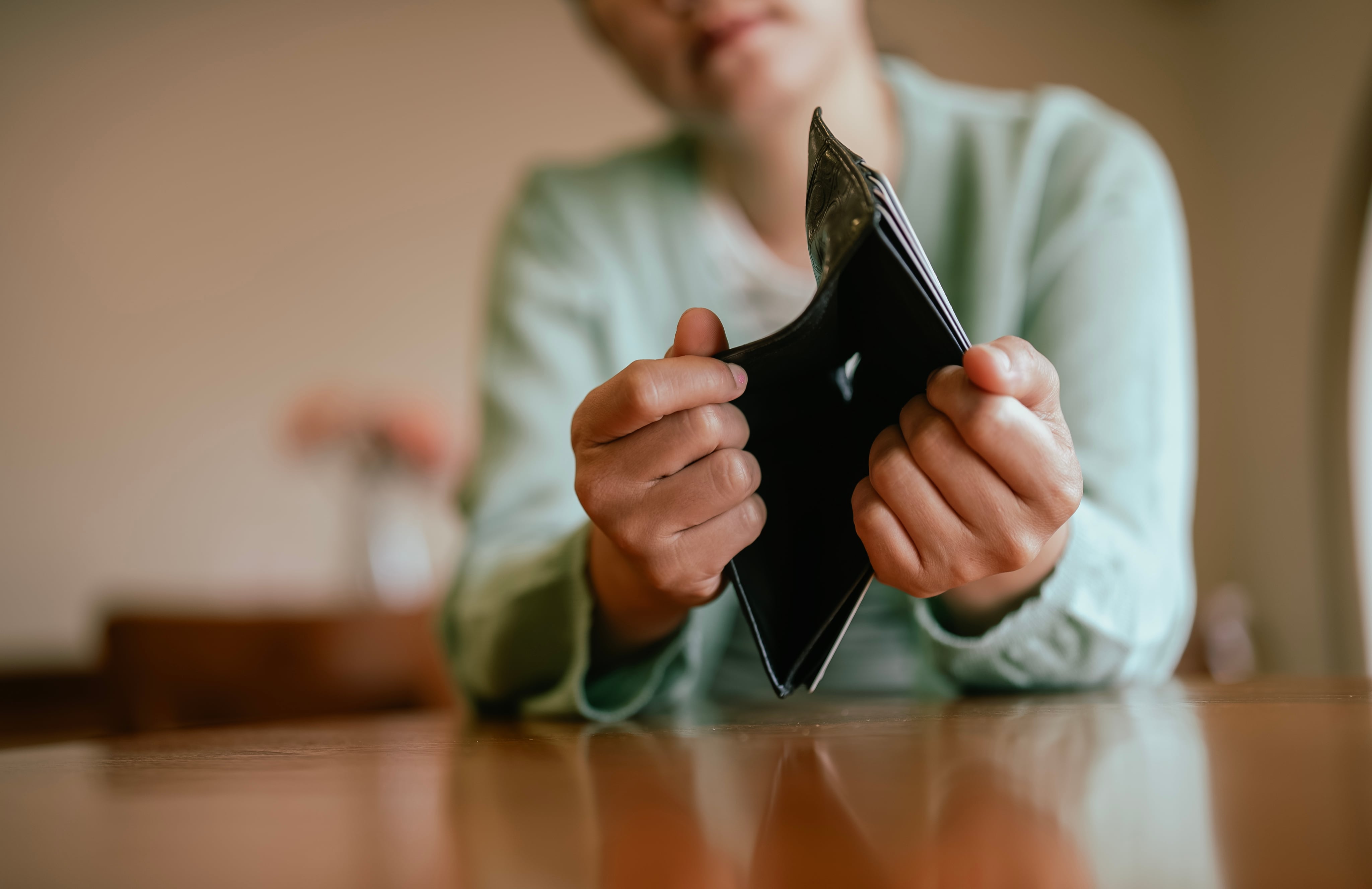 Representación de persona sin dinero