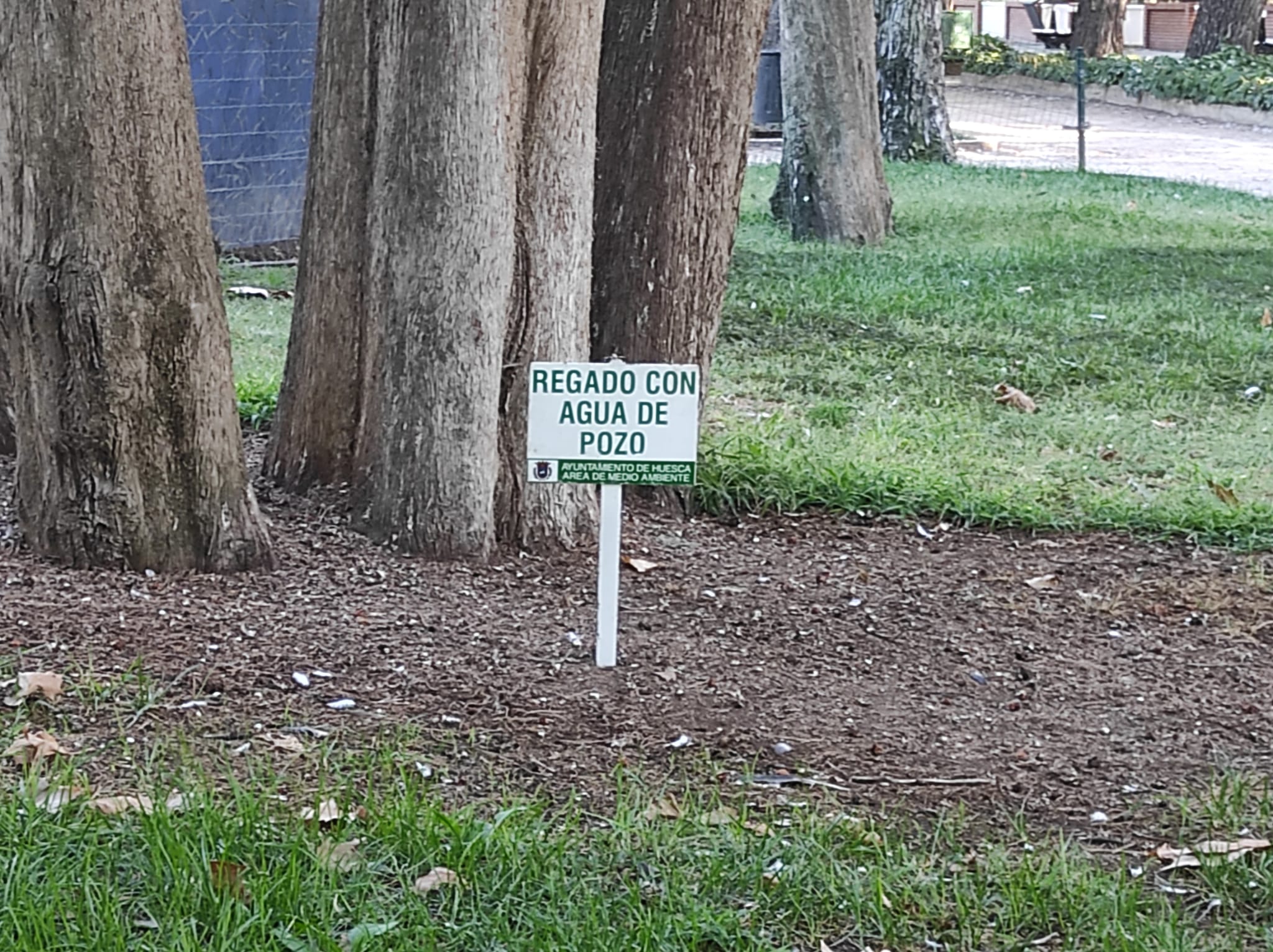 Cartel de riego en la Parque Miguel Servet