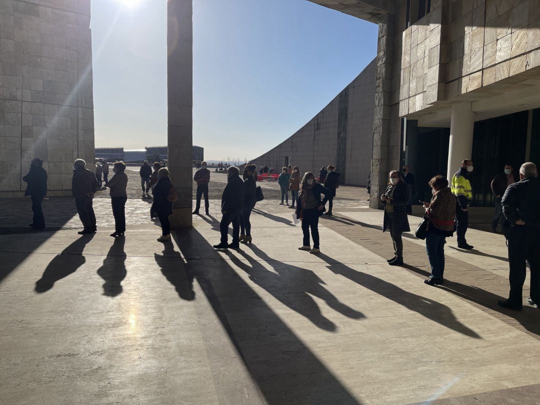 Colas para vacunarse contra el covid en Salamanca