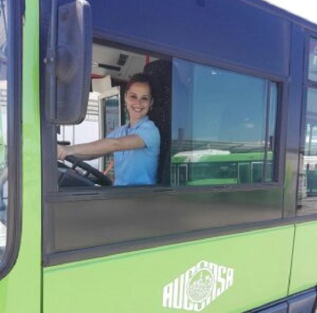 Charo al volante de uno de los autobuses de Aucorsa en una foto de archivo