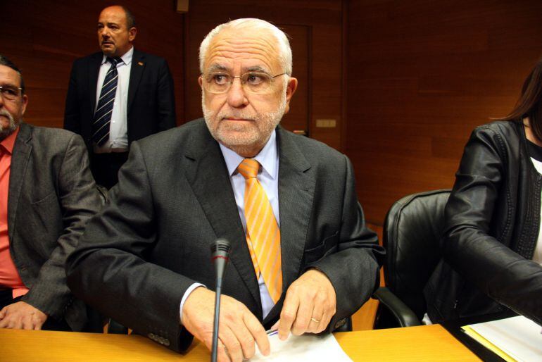 Pla mig de l'expresident de les Corts Valencianes, Juan Cotino, aquest 16 de maig de 2016 en la comissió sobre l'accident sobre el metro de València. (horitzontal)