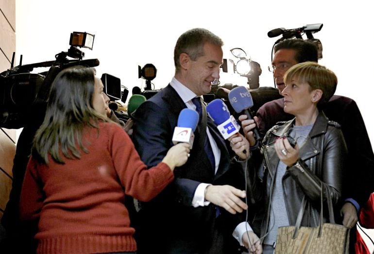 GRA029 VALENCIA, 16/12/2014.- El diputado del grupo popular en Les Corts Valencianes, Ricardo Costa, a su llegada al hemiciclo donde asiste a la primera jornada del debate de presupuestos para el 2015. El diputado autonómico, cuyo doble procesamiento en el caso Gürtel se conoció ayer, atiende a los medios de comunicación en la puerta del hemiciclo. EFE/Manuel Bruque