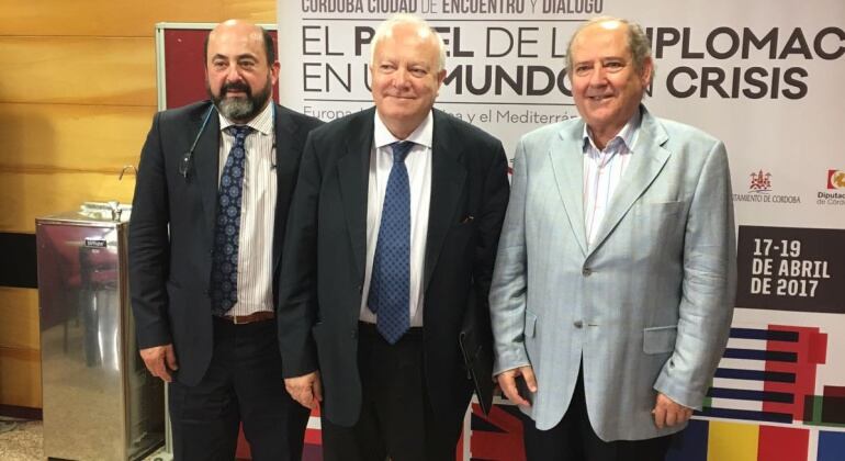 De izquierda a derecha, Manuel Torres Aguilar, vicerrector de la Universidad Internacional de Andalucía, el exministro Miguel Ángel Moratinos y José Manuel Coca, un asistente el congreso.