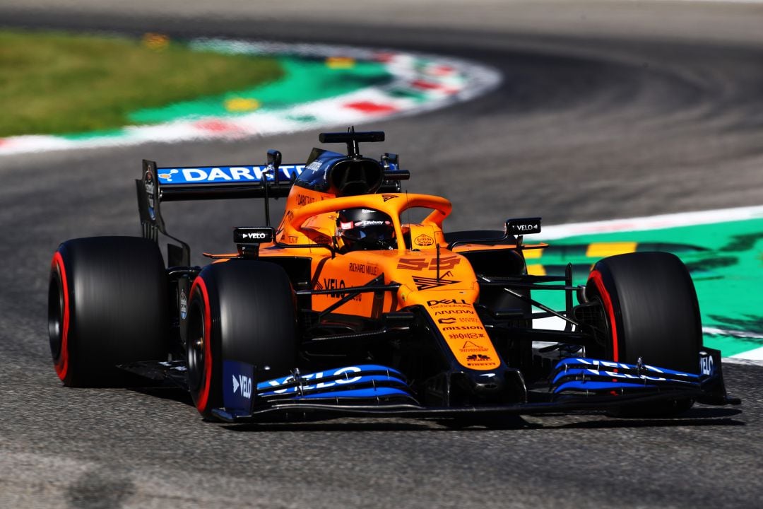 Carlos Sainz conduciendo McLaren F1. 