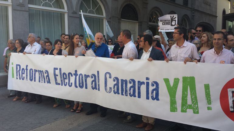 Concentración en defensa de una reforma electoral en Canarias