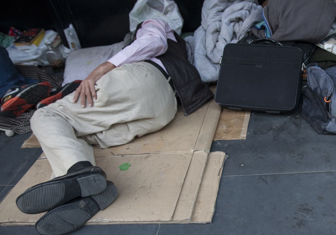 Persona sin hogar durmiendo en la calle