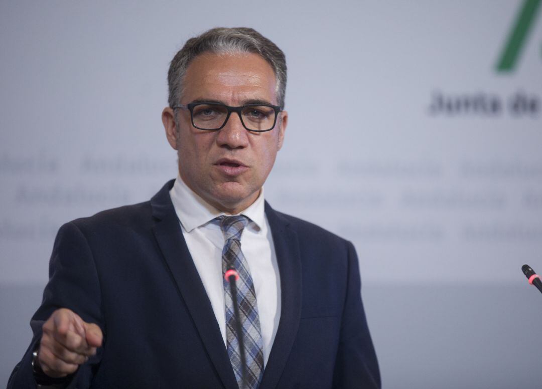 El consejero de la Presidencia, Elías Bendodo, en una rueda de prensa tras un Consejo de Gobierno (Foto de archivo).