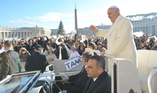 VAT22 CIUDAD DEL VATICANO (VATICANO) 17/12/2014.- Fotografía facilitada por L&#039;Osservatore Romano del papa Francisco saluda a su llegada a la Plaza de San Pedro del Vaticano para presidir audiencia general de los miércoles en la Plaza de San Pedro del Vati