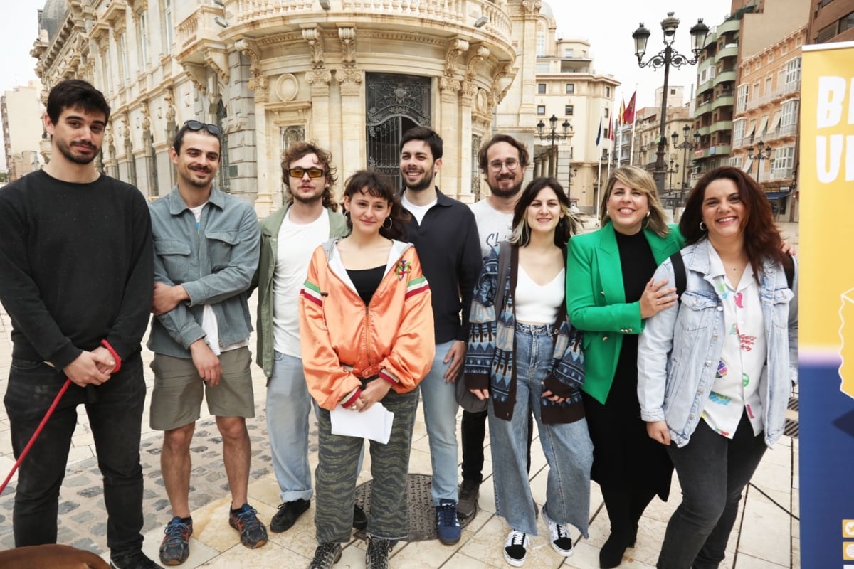 La alcaldesa de Cartagena, Noelia Arroyo, y el concejal de Cultura, Nacho Jáudenes, junto a los participantes de Big Up! Calles de Cartagena 2024.