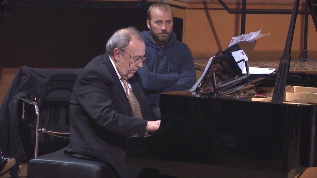 Manuel Herrera Moya al piano durante un concierto en el Auditorio del Hospital de Santiago