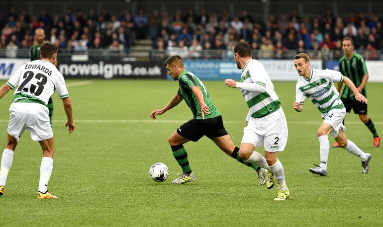 Un jugador del Europa FC conduce el balón en un partido del conjunto gibraltareño