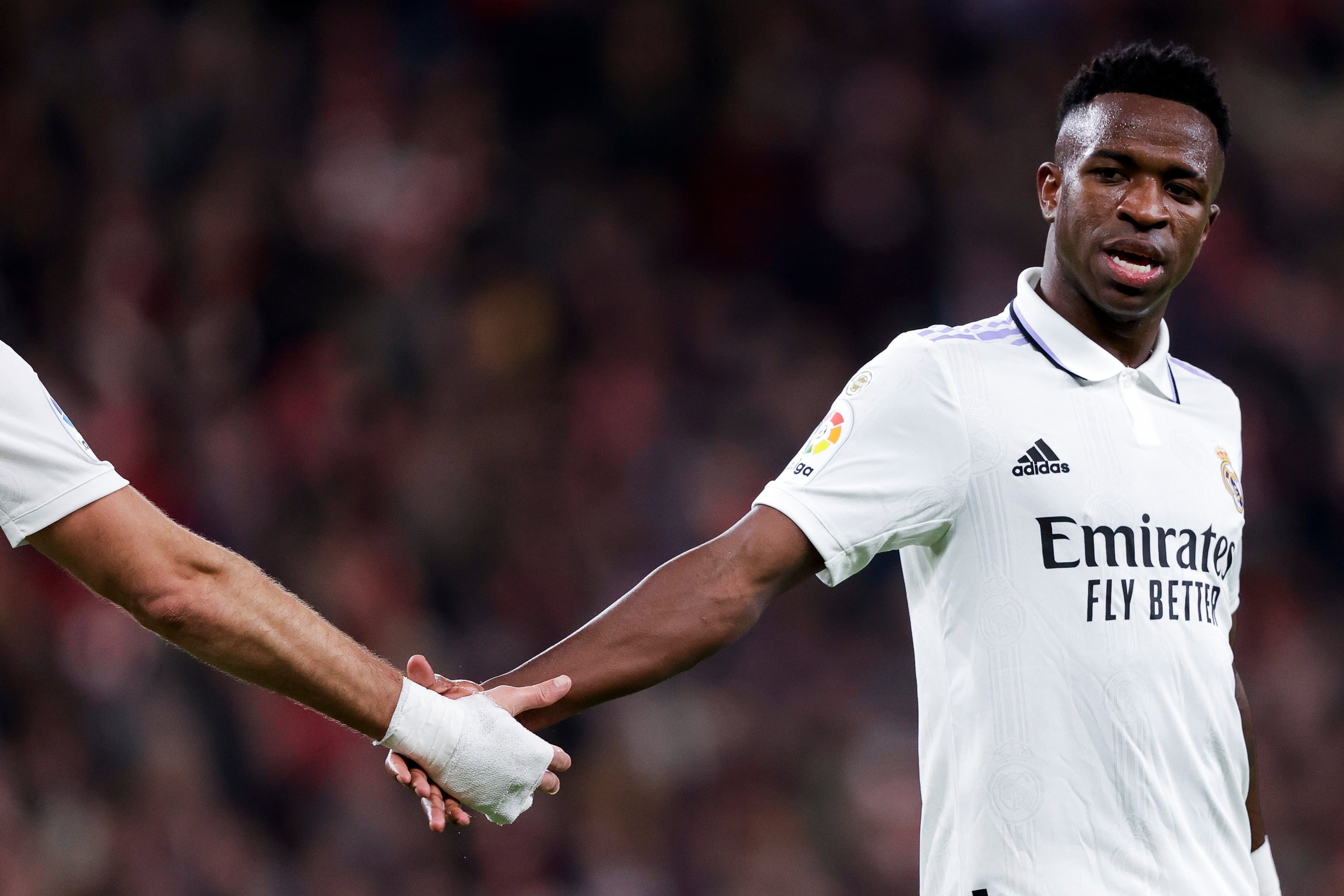 Vinicius choca con Benzema durante el partido en San Mamés.