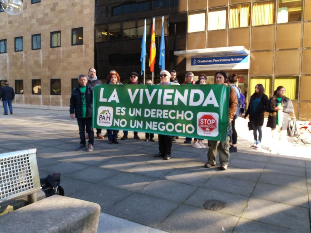 Concentración de la PAH en Oviedo contra los desahucios por impago de alquiler 