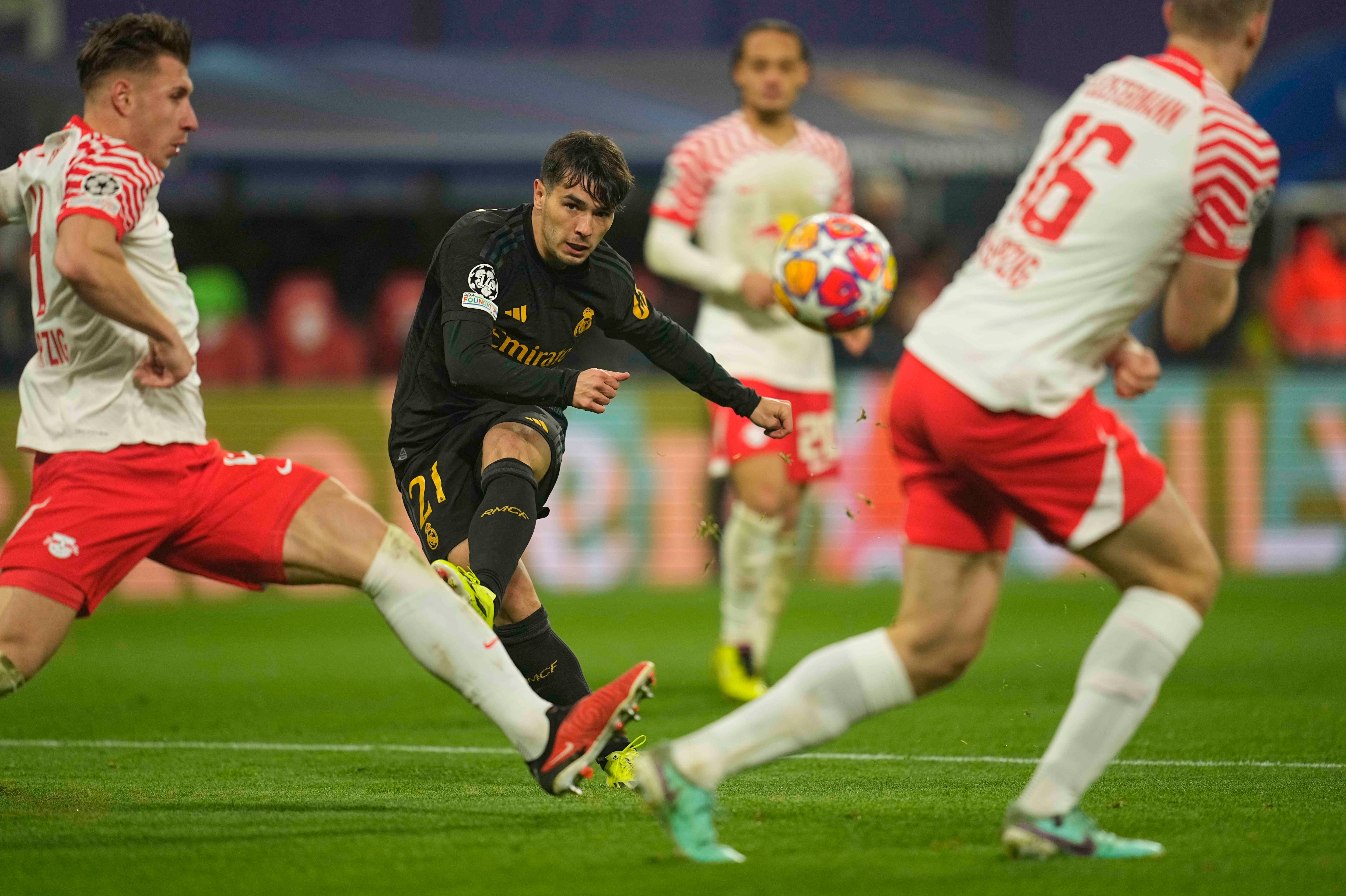 Brahim golpea el balón para el gol del Real Madrid ante el RB Leipzig