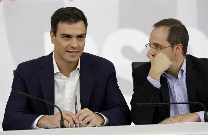 El secretario general del PSOE, Pedro Sánchez, junto al secretario de Organización y Acción Electoral PSOE, César Luena, al inicio de la reunión de la Ejecutiva Federal del partido