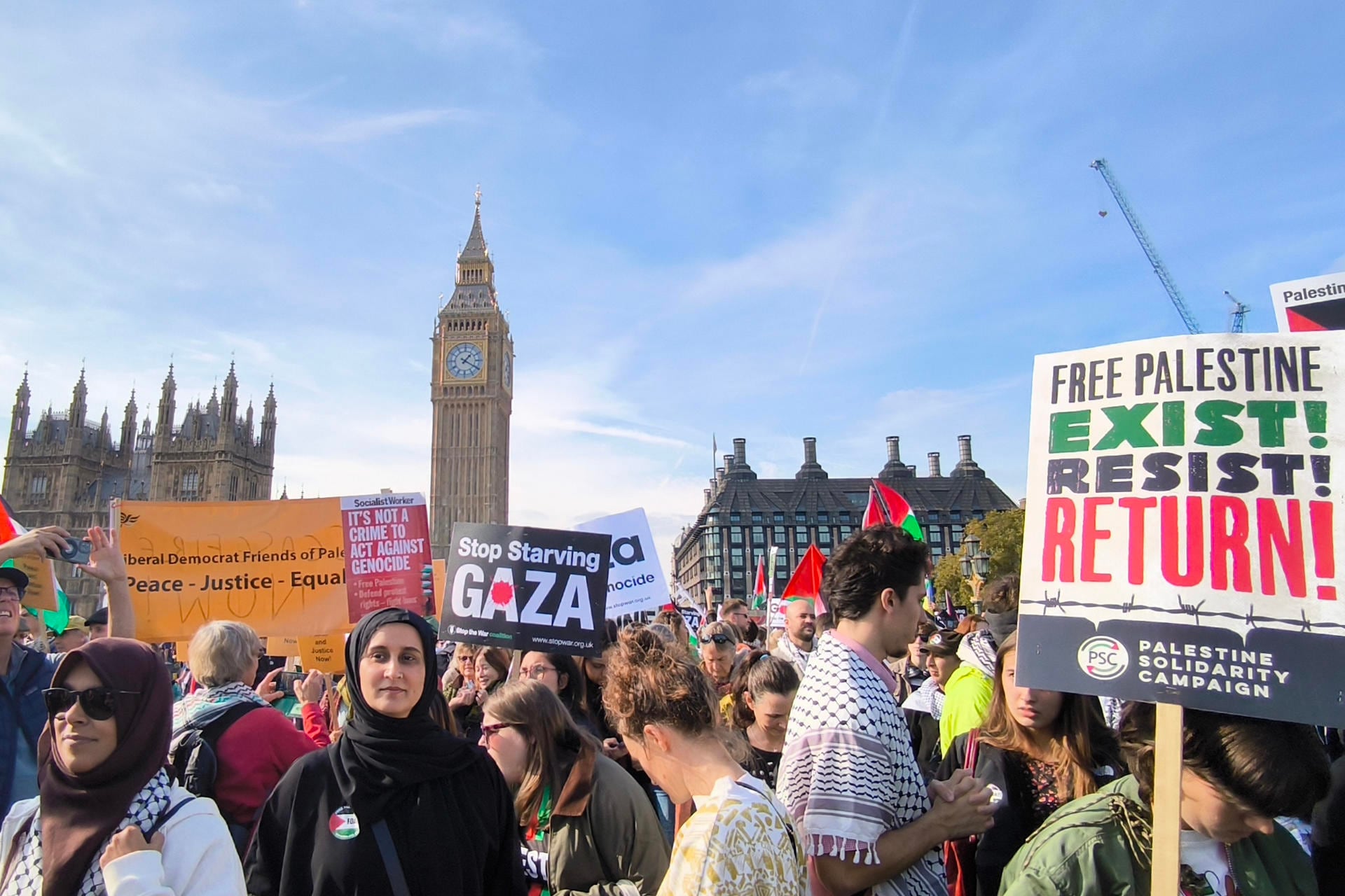 Cientos de miles de personas marchan por Palestina este sábado en Londres tras alto el fuego en Gaza.