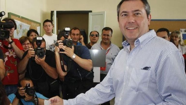 Juan Espadas lidera la lista del Psoe a las municipales de 2015, con nuevas caras como la de Carmen Castreño, presidenta del Puerto o María Ángeles Sepúlveda fundadora de AMUVI, asociación de ayuda a víctimas de violencia