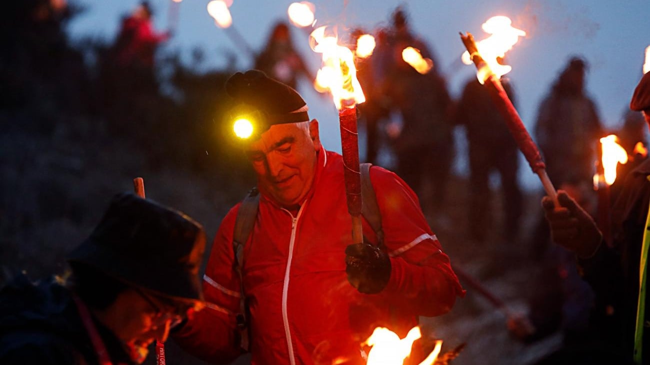Finalmente fueron unas 70 las personas que participaron en la bajada de antorchas