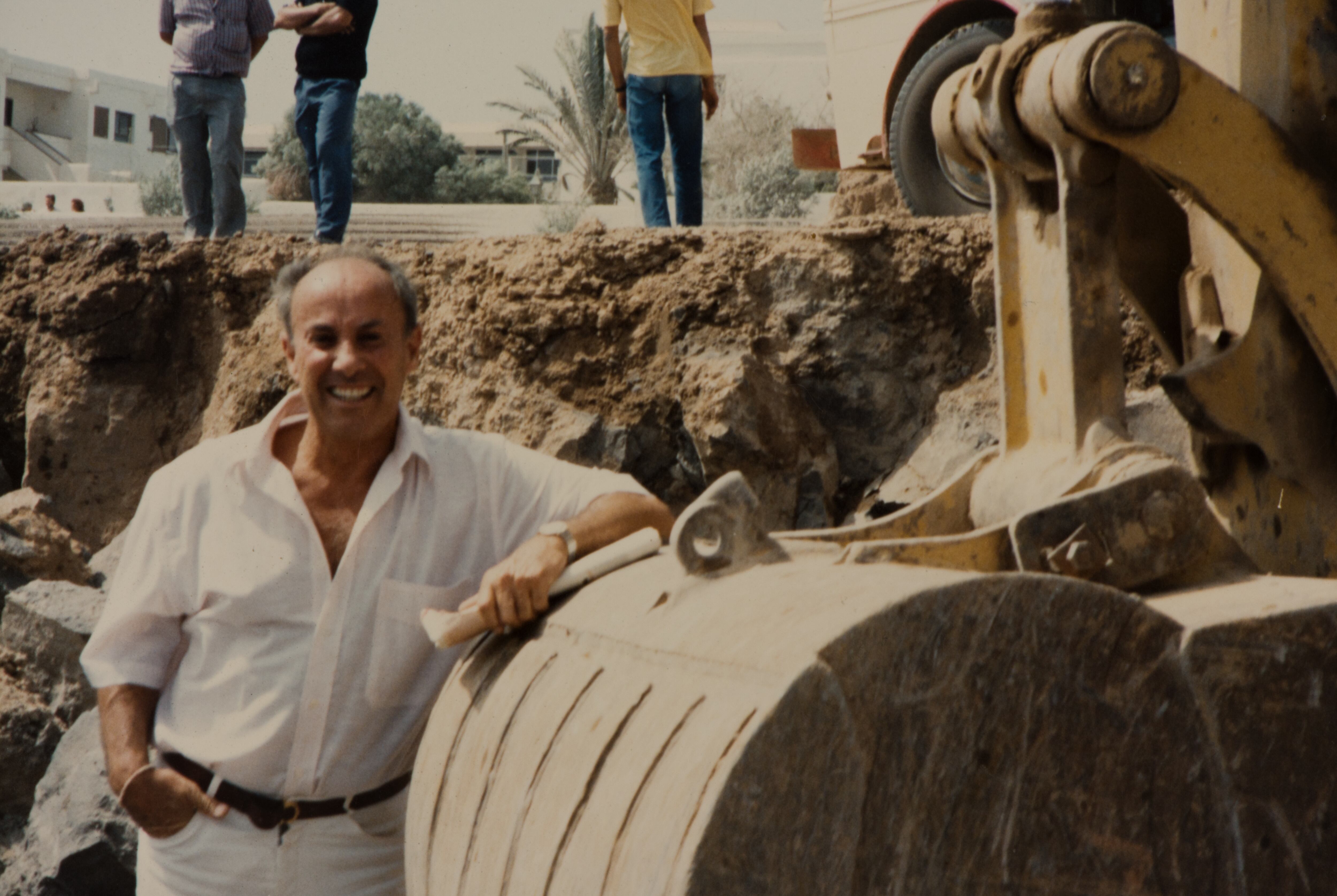 El artista César Manrique (1919-92) posa junto a una pala mecánica durante la manifestación que se celebró protestar por la construcción de un hotel en la playa de Los Pocillos de Puerto del Carmen  La Voz de Lanzarote