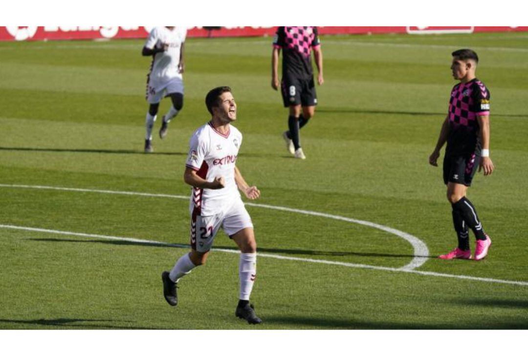 Álvaro Peña celebra su gol contra el Sabadell