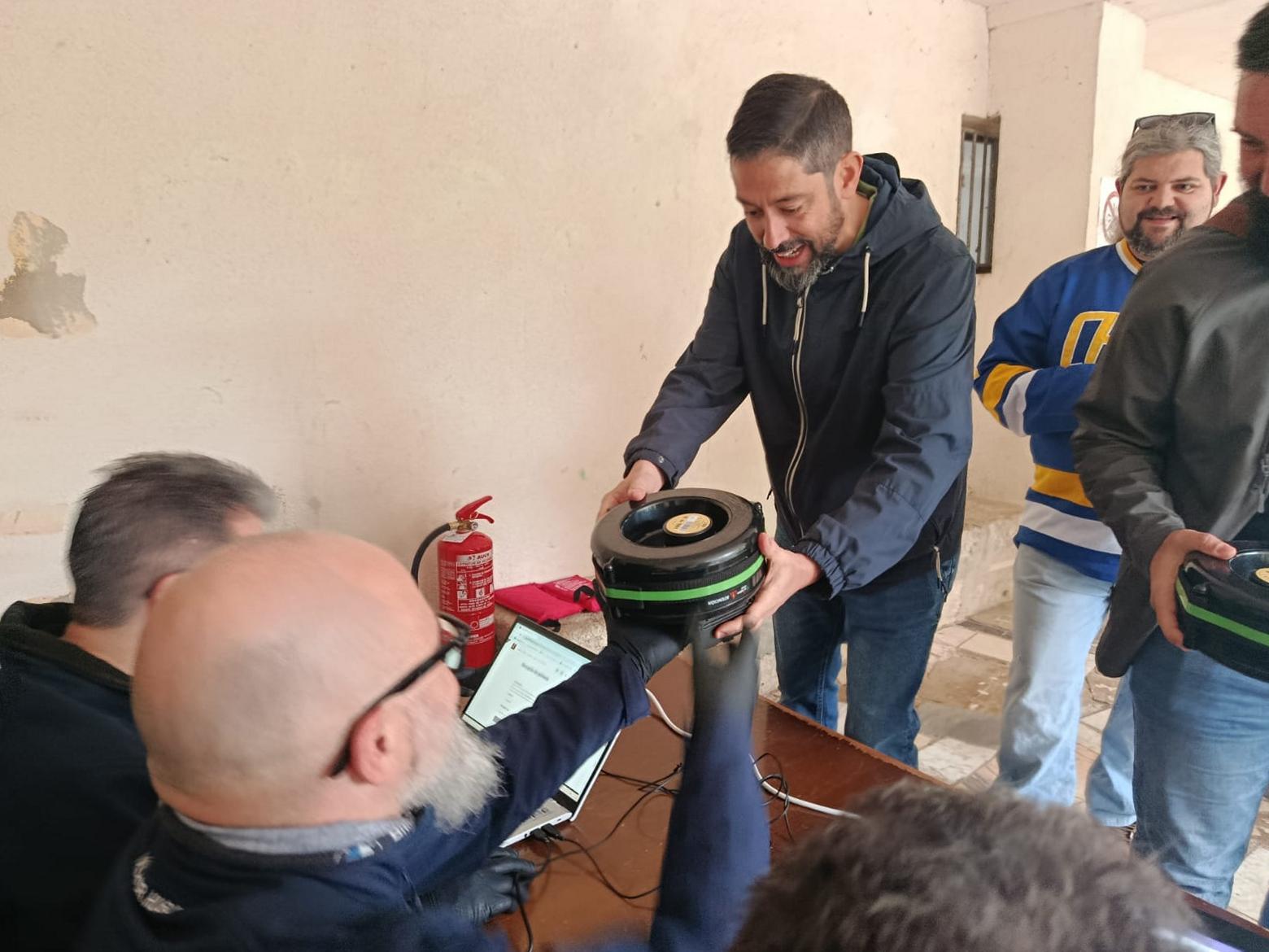 Un festero recogiendo la pólvora esta mañana en el albergue del Baradello de Moya.