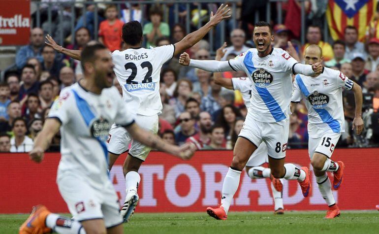 Los jugadores del Deportivo celebran uno de sus goles ante el Barcelona en el Camp Nou.