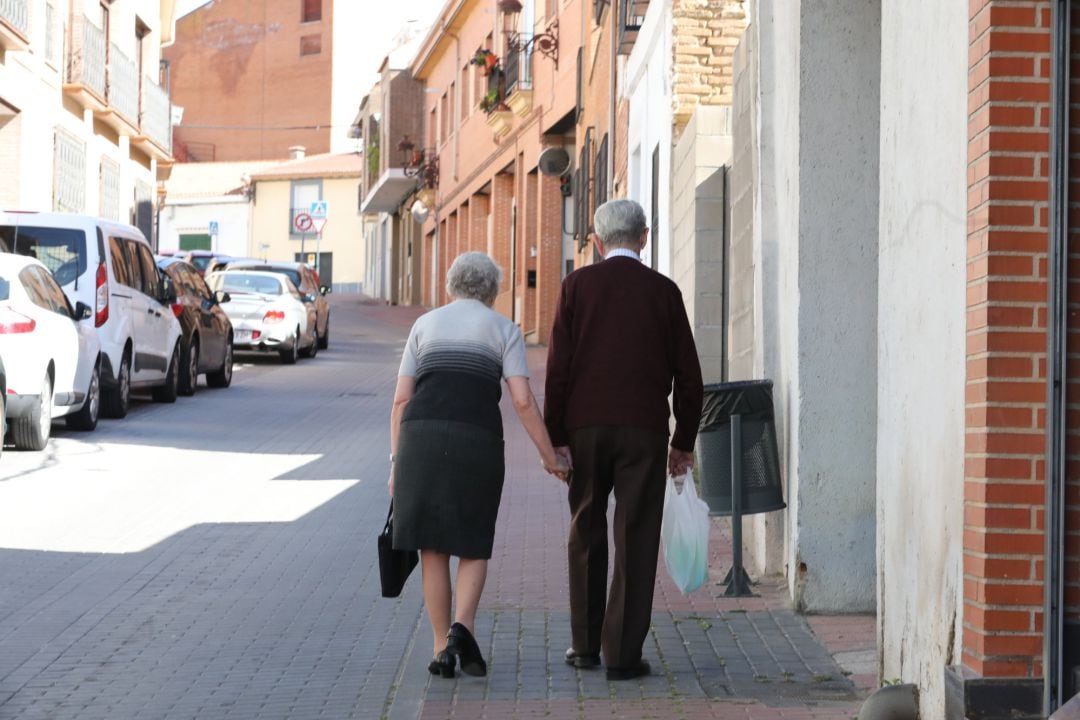 Una pareja anda por una calle del pueblo madrileño de Algete.