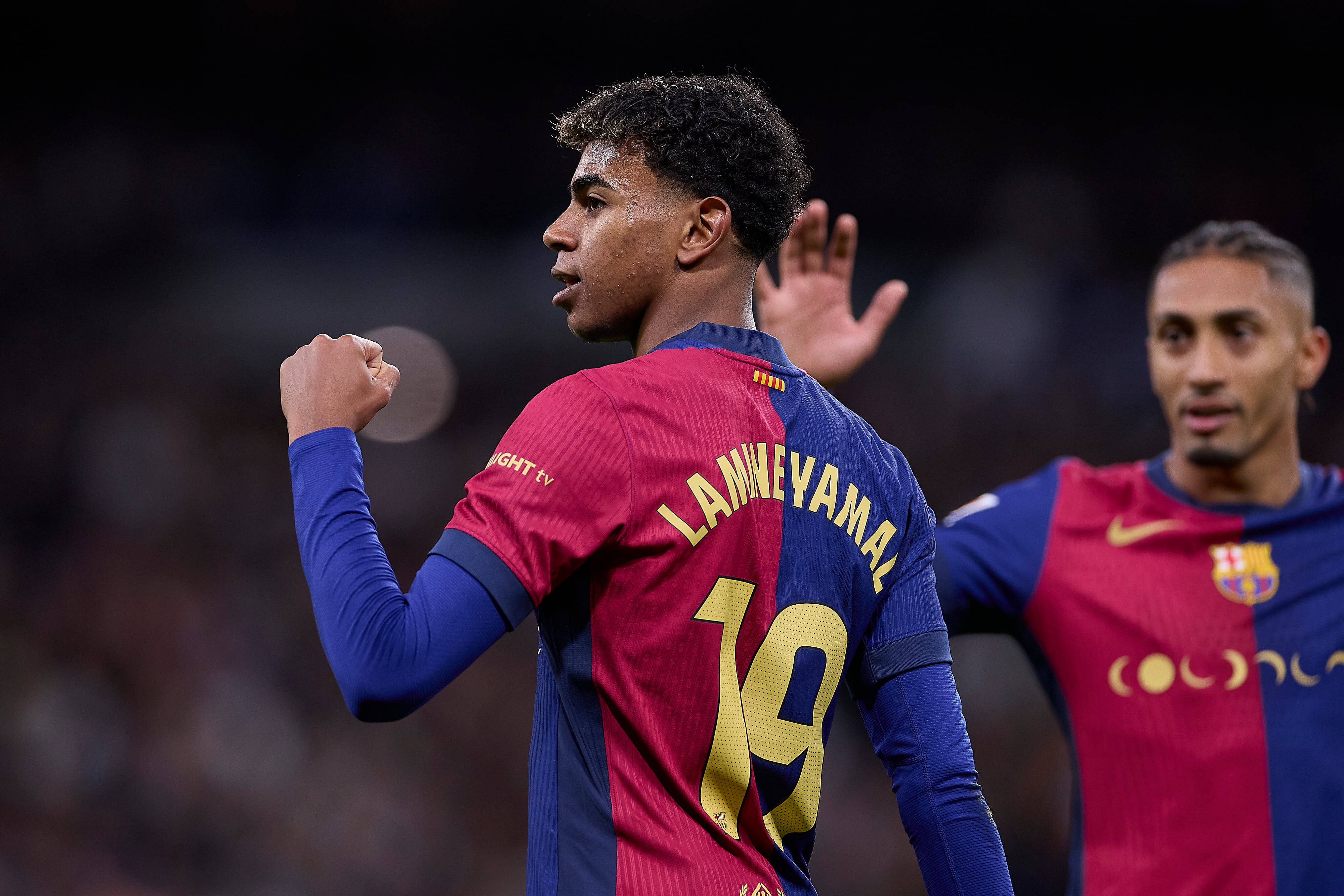 Lamine Yamal y Raphinha celebran uno de los goles durante &#039;El Clásico&#039;