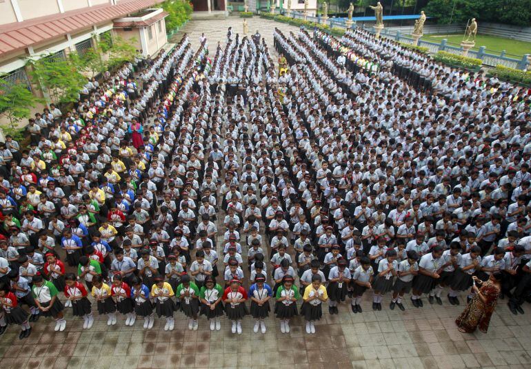 Niños en una escuela asisten a una ceremonia religiosa en India