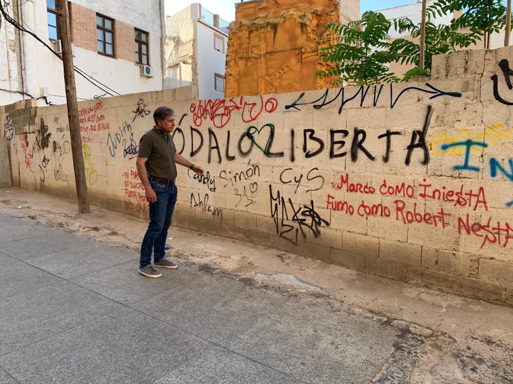 Antonio Losa delante de una fachada de la capital.