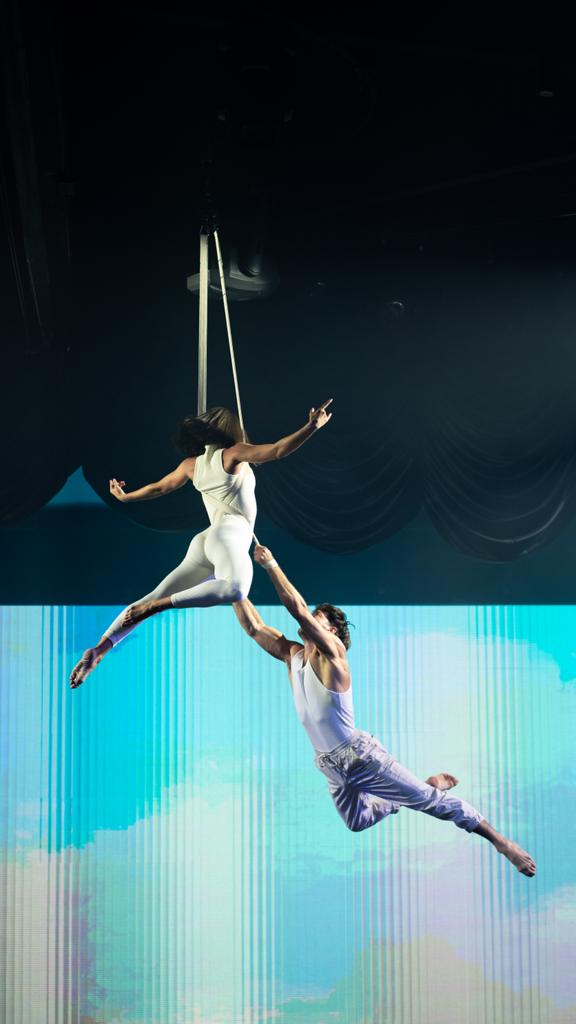 Alvaro Medrano, en acción en el espectáculo, junto a su compañera