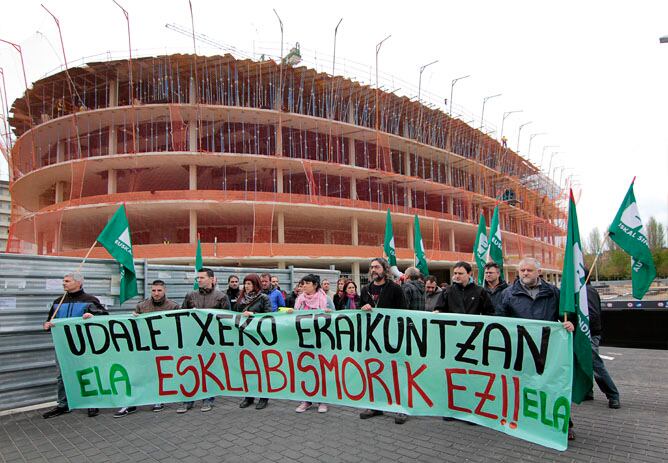 Protesta contra las condiciones laborales en la construcción del nuevo Ayuntamiento de Vitoria