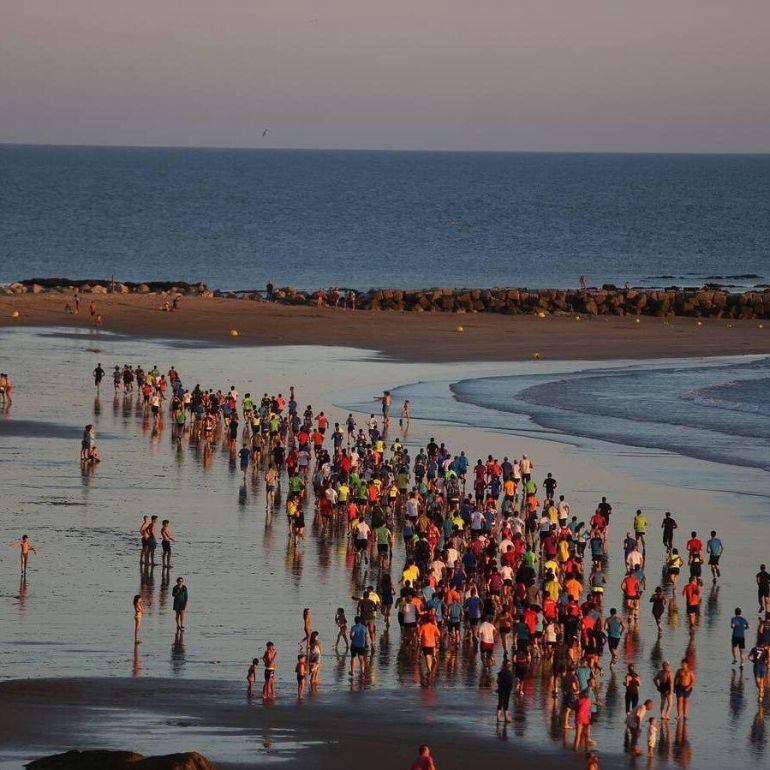 Carrera de Radio Cádiz por la playa de gaditana