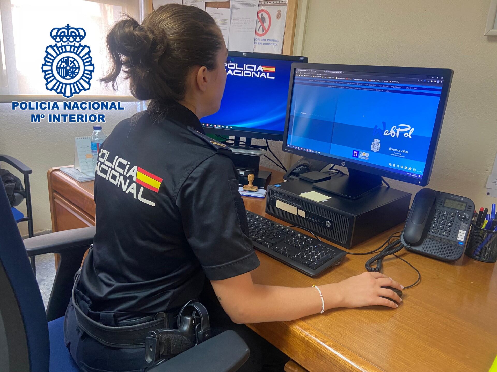 Imagen de archivo de una agente de la Policía Nacional