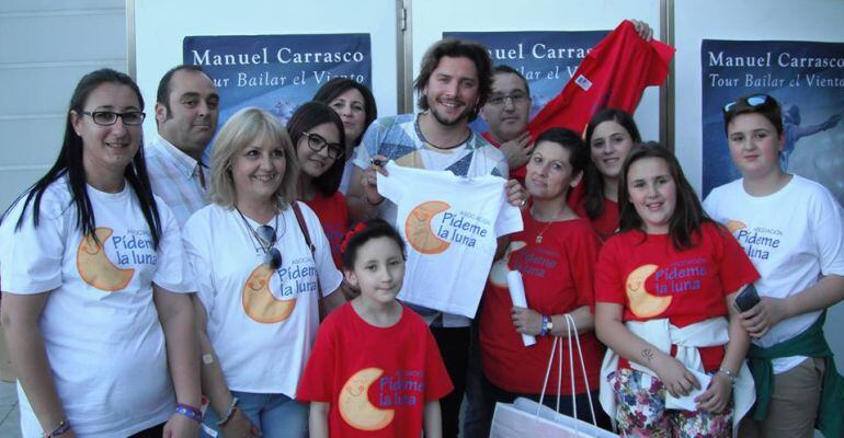 Voluntarios y menores del colectivo Pídeme la Luna con Manuel Carrasco.