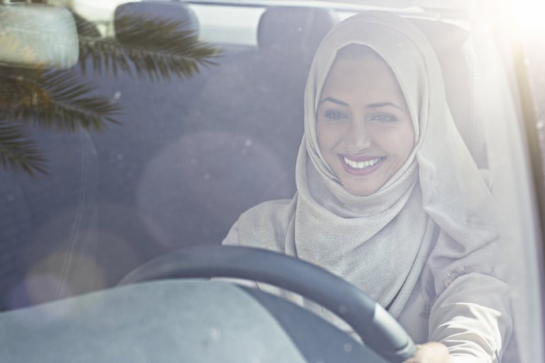 Una mujer musulmana conduciendo