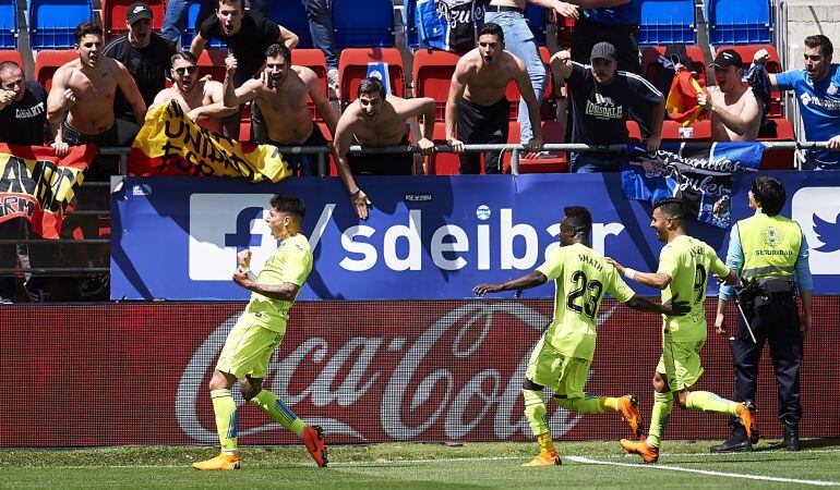 Mathias Olivera (i) celebra el tanto que supuso la victoria ante la S.D. Eibar.